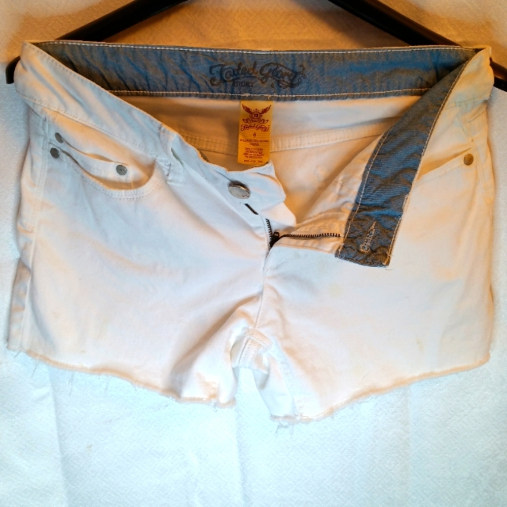 Cute white Fade and glory shorts great for the summer time size 6